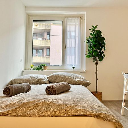 Stylish Schonbrunn Apartments With Free Parking Виена Екстериор снимка