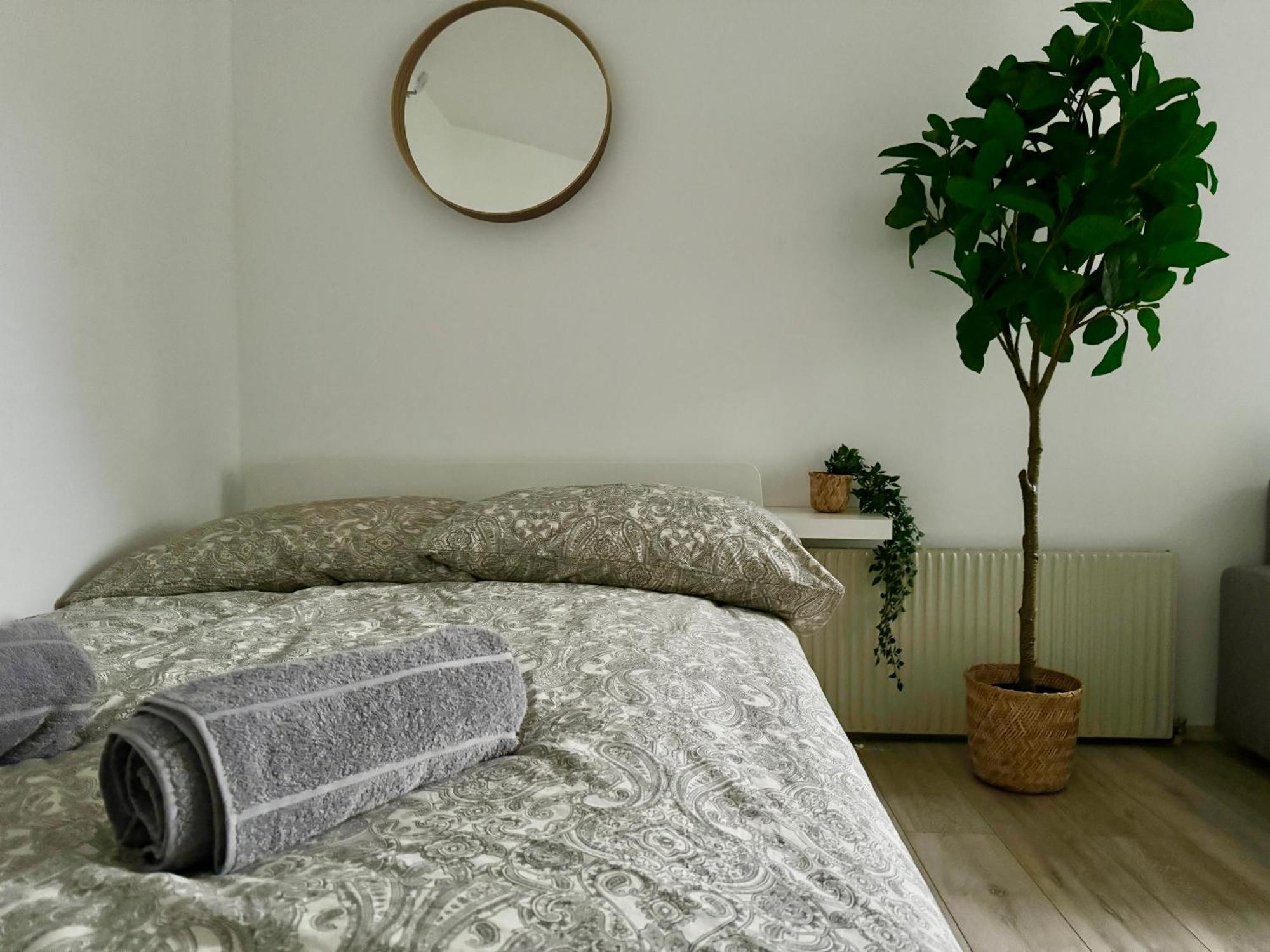 Stylish Schonbrunn Apartments With Free Parking Виена Екстериор снимка