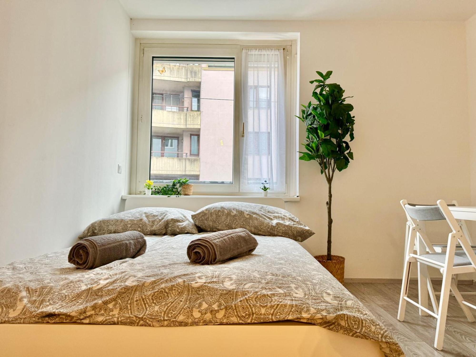 Stylish Schonbrunn Apartments With Free Parking Виена Екстериор снимка