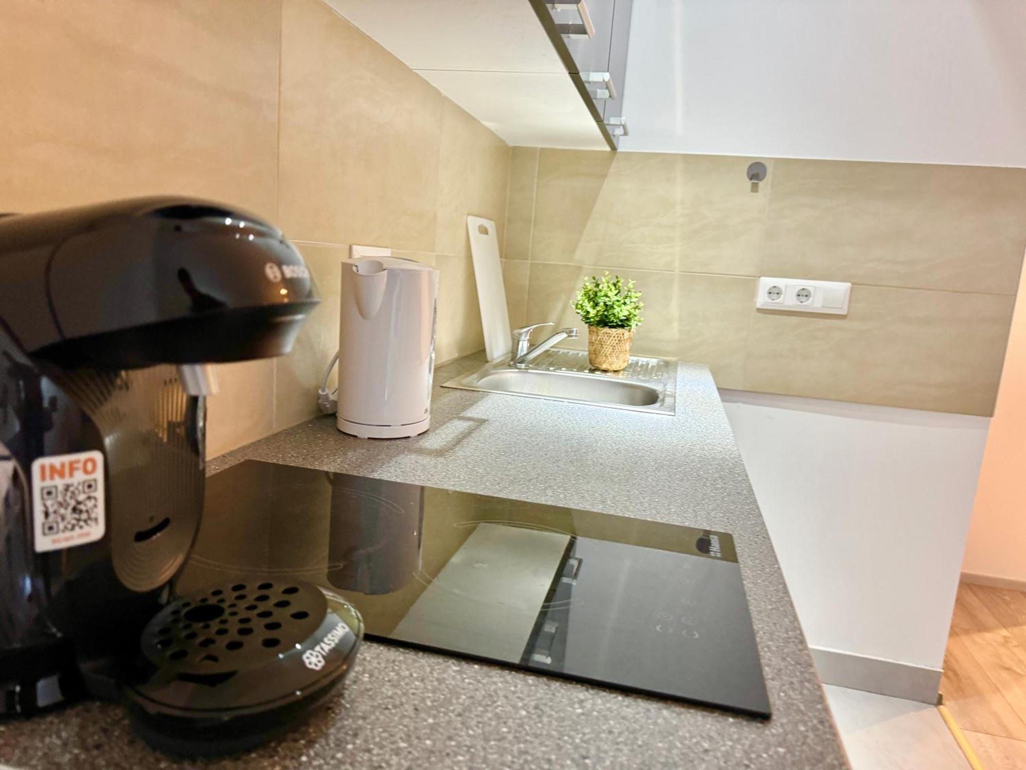 Stylish Schonbrunn Apartments With Free Parking Виена Екстериор снимка
