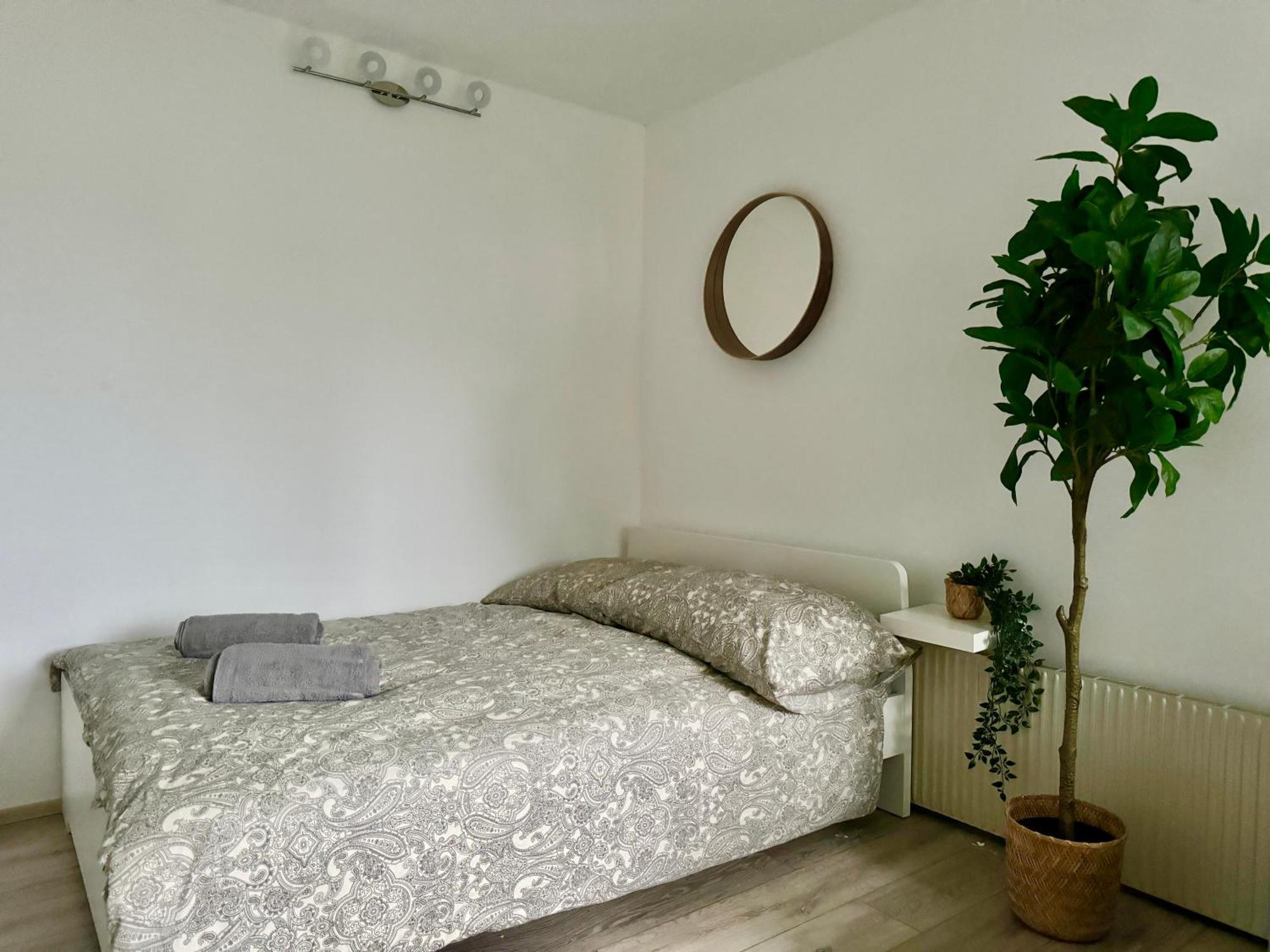 Stylish Schonbrunn Apartments With Free Parking Виена Екстериор снимка