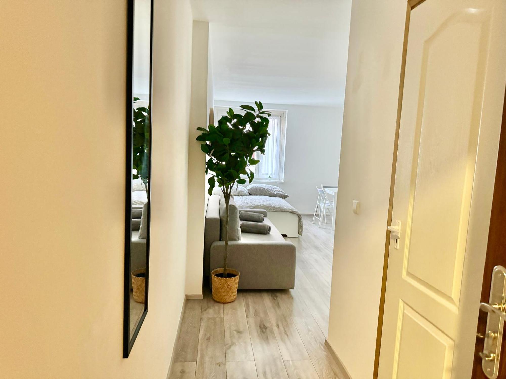 Stylish Schonbrunn Apartments With Free Parking Виена Екстериор снимка