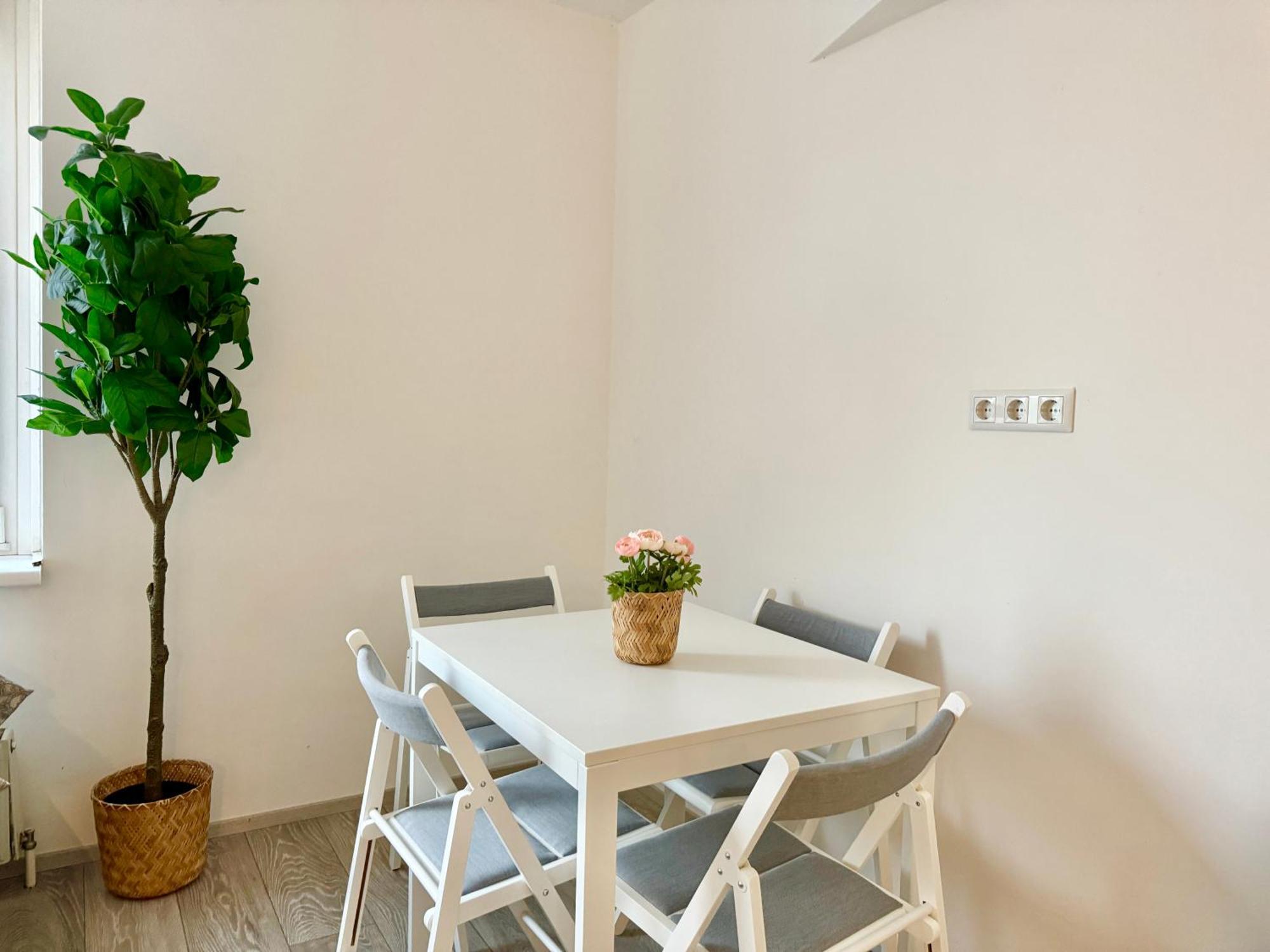 Stylish Schonbrunn Apartments With Free Parking Виена Екстериор снимка