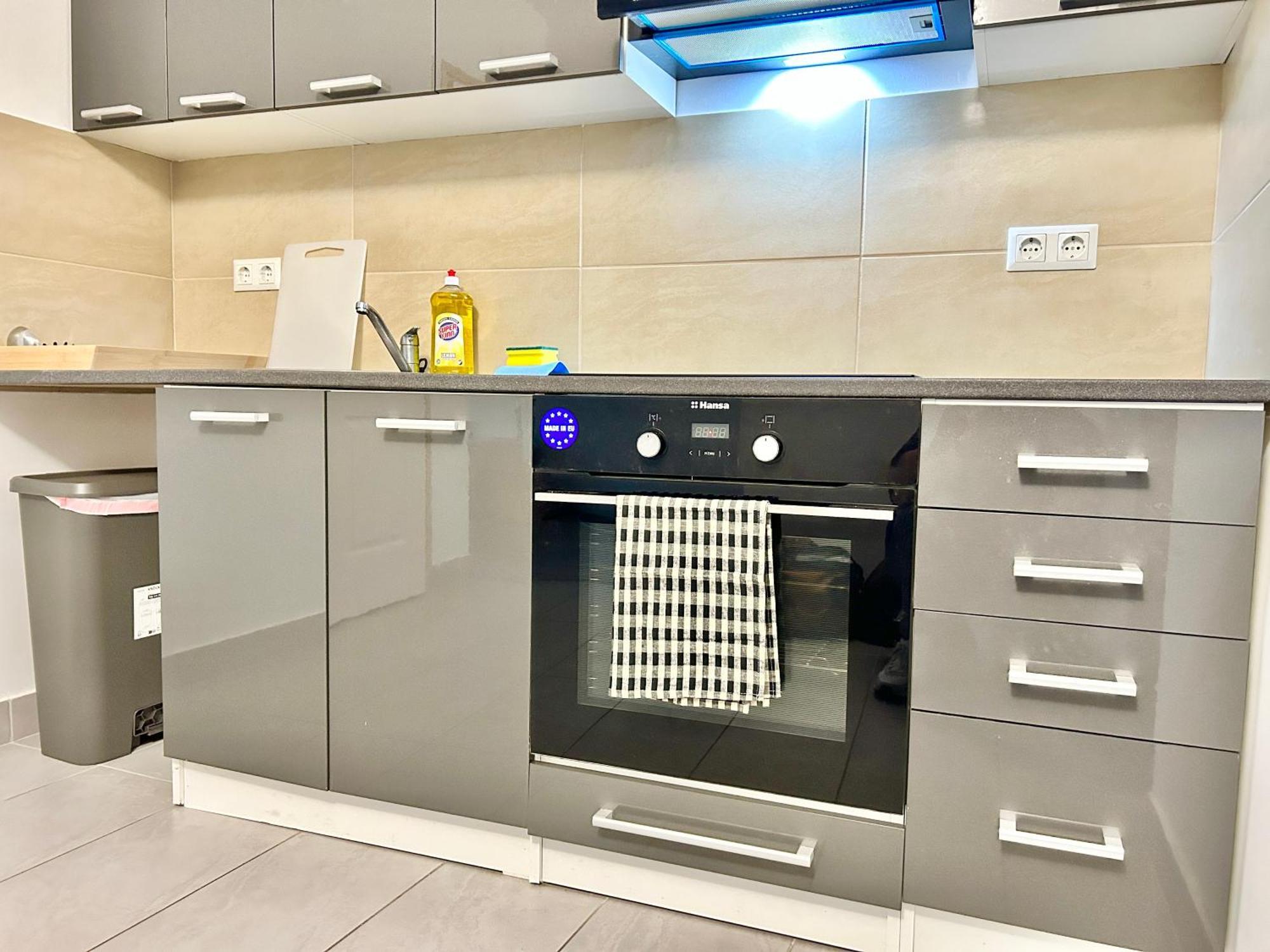 Stylish Schonbrunn Apartments With Free Parking Виена Екстериор снимка