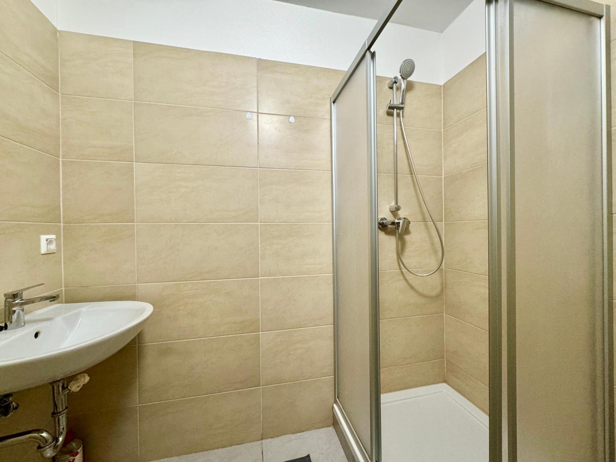 Stylish Schonbrunn Apartments With Free Parking Виена Екстериор снимка
